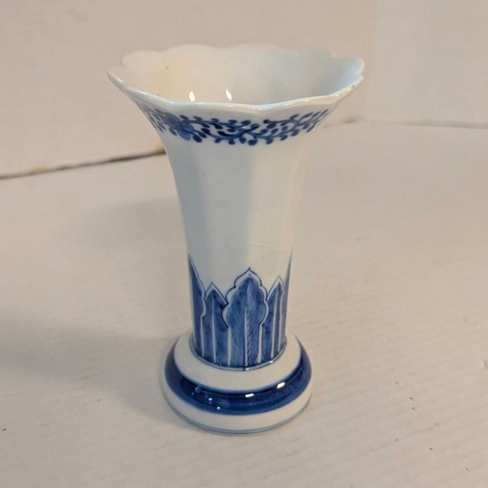 Vintage Blue and White Porcelain Flared Scalloped Trumpet Vase Thailand 6.25" - Picture 2 of 11